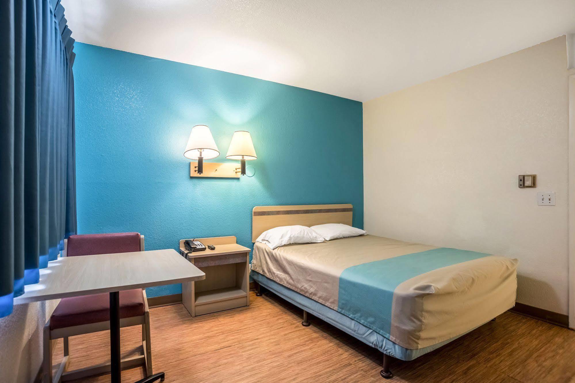 Oyo Hotel Уилкокс Екстериор снимка