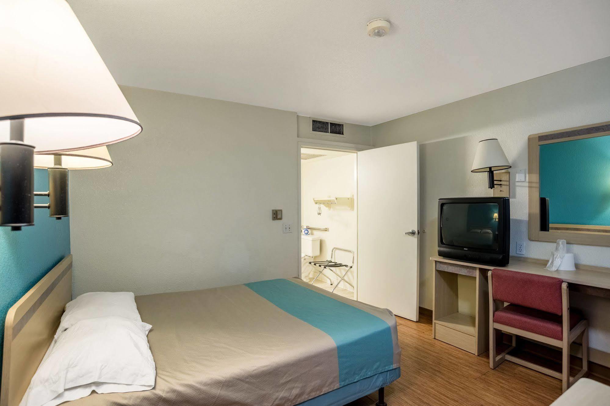 Oyo Hotel Уилкокс Екстериор снимка