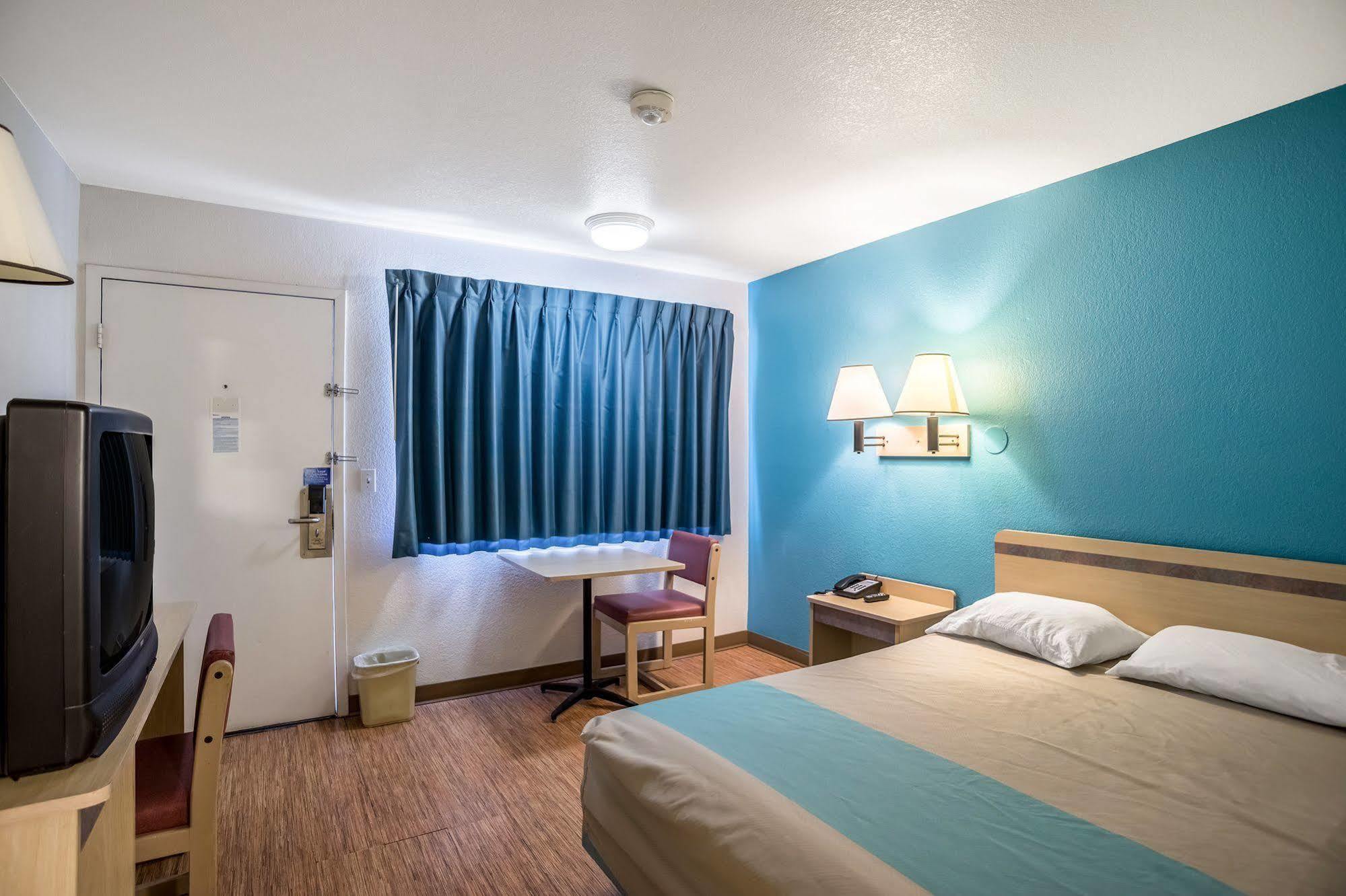 Oyo Hotel Уилкокс Екстериор снимка