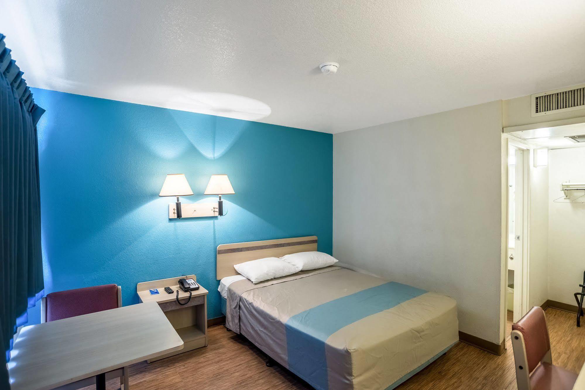 Oyo Hotel Уилкокс Екстериор снимка