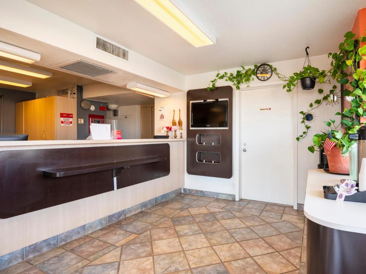 Oyo Hotel Уилкокс Екстериор снимка