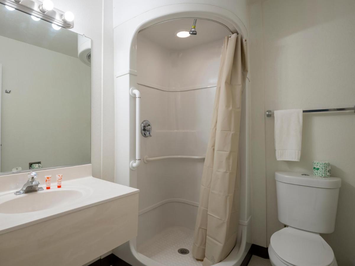 Oyo Hotel Уилкокс Екстериор снимка